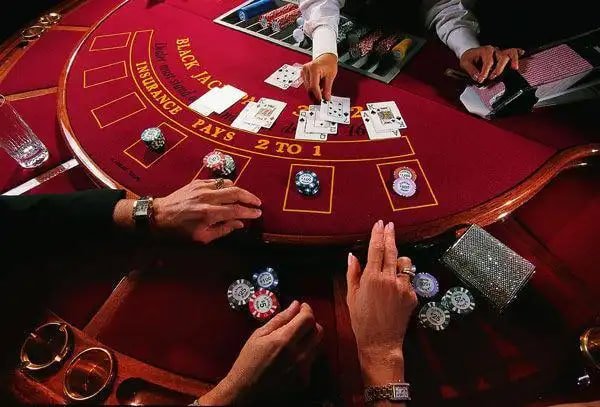 Notifikasi push aplikasi halo bet menampilkan promosi bonus mingguan dan hasil pertandingan Liga 1